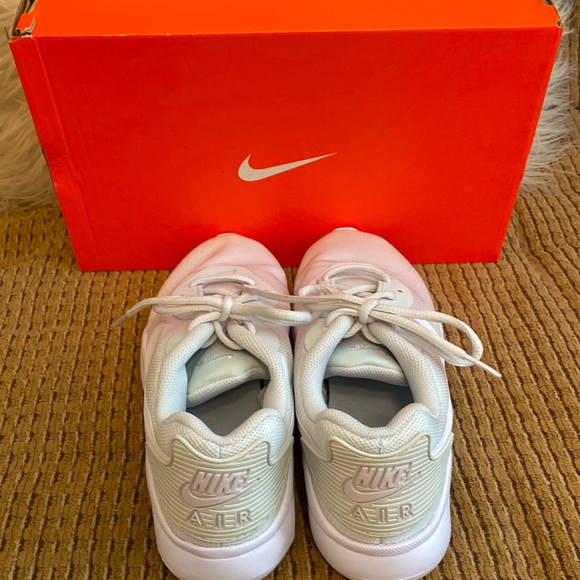 Woman’s Nike Revolution 4 Running Shoes! - Picture 3 of 6